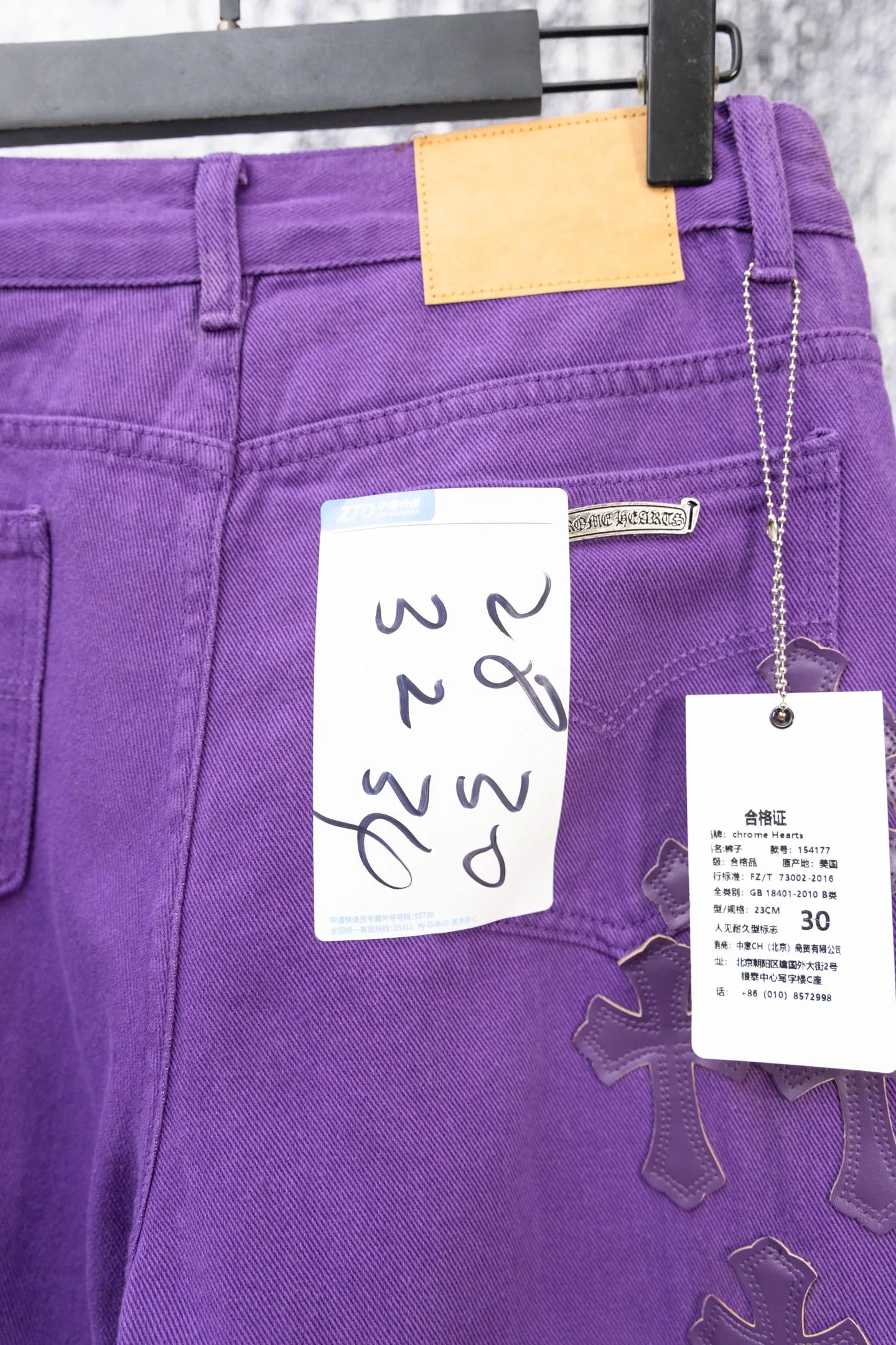 P240 CH Chromehearts Dopamine Purple Cross-Patch Leather Purple Jeans. Cabinet price is 34W level. Patched cross pattern embellishment, washed jeans! ! An absolutely high-end luxury product, a 1.9W-level god-level single product, a super popular product, made by top heavy industry, a magic weapon that cannot be missed! [About Zangyin] This is an extremely luxurious fashion brand that can also be called the aristocracy of the high street. It has always been an exclusive brand for some hipsters or rich second generations. Compared with ordinary high streets, it is more luxurious and noble. Compared with luxury brands, it is more fashionable and individual. It has always been a brand that I have a special liking for. [Top heavy industry fashion design] Consistently high-street luxury style. Speaking of this style, the Zangyin family and GU family are definitely the leading representative brands. Especially the Zangyin family has really achieved a state-of-the-art effect in creating high-street style. The unique washed material is used to create this style. The color system is already quite eye-catching. After it is decorated with patchwork cross flowers, it cleverly highlights the charm of the brand. Secondly, this style uses classic The high-waist cutting design highlights the long legs and fashionable temperament of the upper body. The brand is highly recognizable and the slim fit configuration is more suitable for daily wear. It is a product that interprets personality, fashion, and specifications at a glance. This single product is enough to make any fan excited. It can be a white T-shirt for a youthful college style, or a tight suspender for a royal style. It has strong matching ability and can be easily controlled by men.  [Materials and craftsmanship] Needless to say, this point goes without saying. As an excellent craftsman brand, Zangyin’s requirements for details and craftsmanship are really perfect. The washed color of this model has gone through so many processes, not to mention the embellishment of denim appliques. It is also purely hand-made and sewn. Just like what they believe in, only hand-made things have soul and have the meaning of wear. A top-notch heavy-duty fashionable denim item, I look forward to your perfect interpretation! !  Color: Purple Size: 28-34